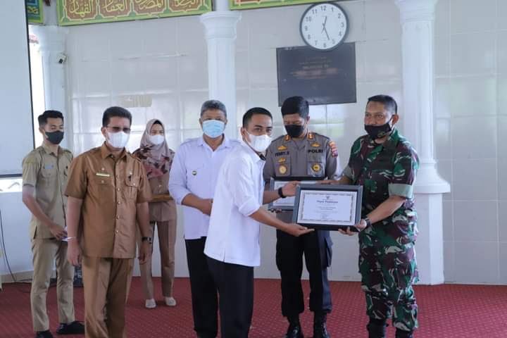 TEMU RAMAH—Wali Kota Solok, Zul Elfian dan Wakil Wali Kota Solok, Ramadhani Kirana Putra memberikan perngharagan usai gelar temu ramah dengan petugas Babinsa dan Bhabinkamtibmas.