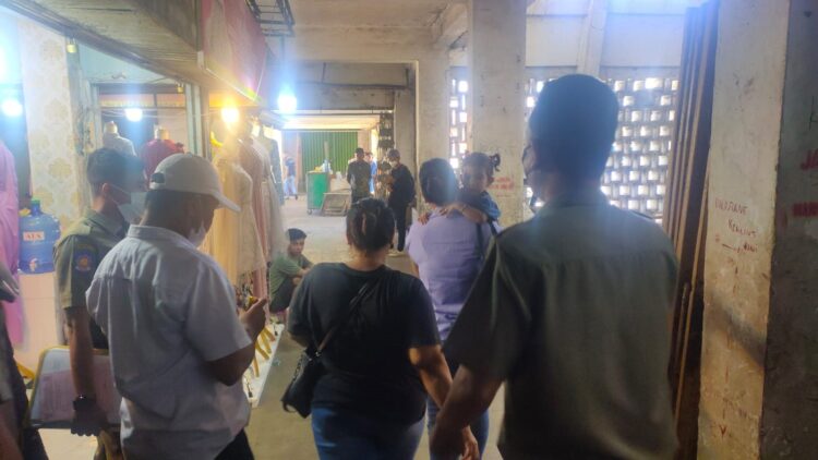 AMANKAN 2 WANITA— Petugas Satpol PP membawa dua wanita yang berada di salah satu salon di lantai II Padang Teater, Jumat (21/1). Keduanya diduga melayani pijat plus-plus berkedok salon kecantikan.