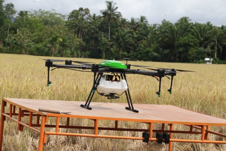 DRONE—Teknologi drone sprayer bagi Kelompok Tani Bunga 2 Punggasan, di Nagari Padang IX Punggasan Kecamatan Linggo Sari Bangganti Kabupaten Pessel, Minggu (23/1).
