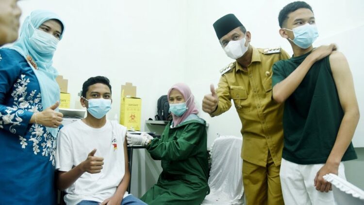 HADIRI—Wako Pariaman Genius Umar hadiri saat  pelaksanaan vaksinasi kemarin.