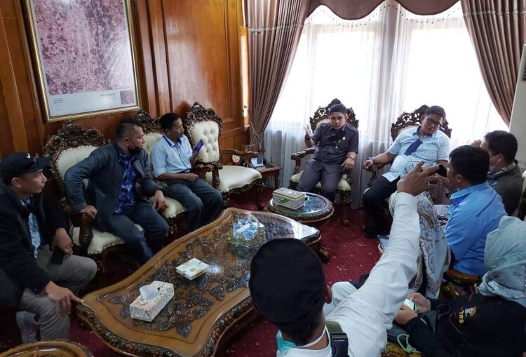 Proyek Drainase yang Diputus Kontrak, DPRD Kota Bukittinggi Minta Pemko Ambil Kebijakan Tepat 1 DENGAR PENDAPAT--Terkait pembangunan Drainase Primer di Kota Bukittinggi, DPRD menggelar rapat dengar pendapat (RDP) dengan Pemko Bukittinggi.