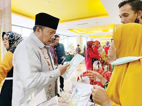 Terkendala Soal Jaringan Pemasaran, Pelaku UMKM Kabupaten Agam Minta BUMD jadi Solusi 1 ASPIRASI— Bupati Agam Andri Warman menerima aspirasi pelaku UMKM Agam di sela-sela bazar UMKM pada Milad IKLA di Pekanbaru, Riau.