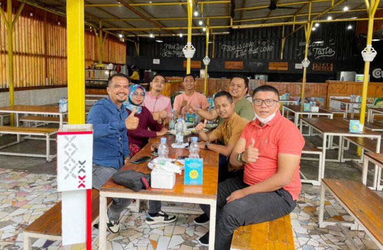 FOTO BERSAMA— Usai diskusi santai dengan Kasi Intelijen Kejaksaan Negeri Padang, awak media yang tergabung dalam Forum Wartawan Kejaksaan Negeri (FWKN)  
melakukan foto bersama.