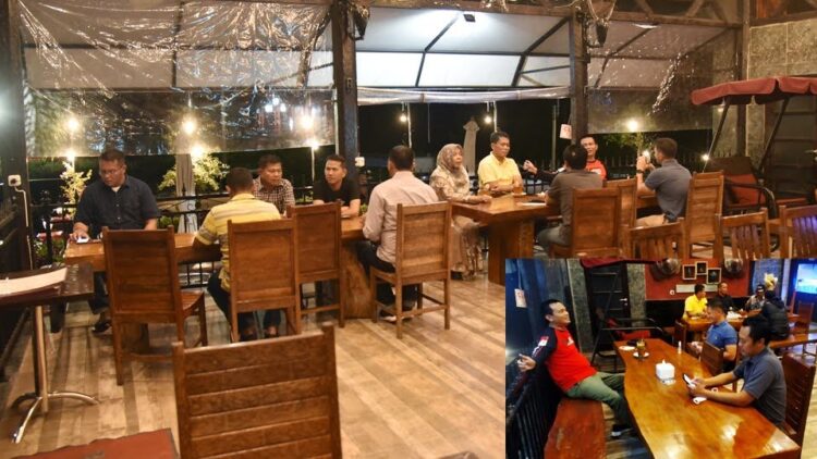 PIMPIN RAPAT—Wako Pariaman Genius Umar pimpin rapat   untuk meningkatkan capaian vaksinasi.