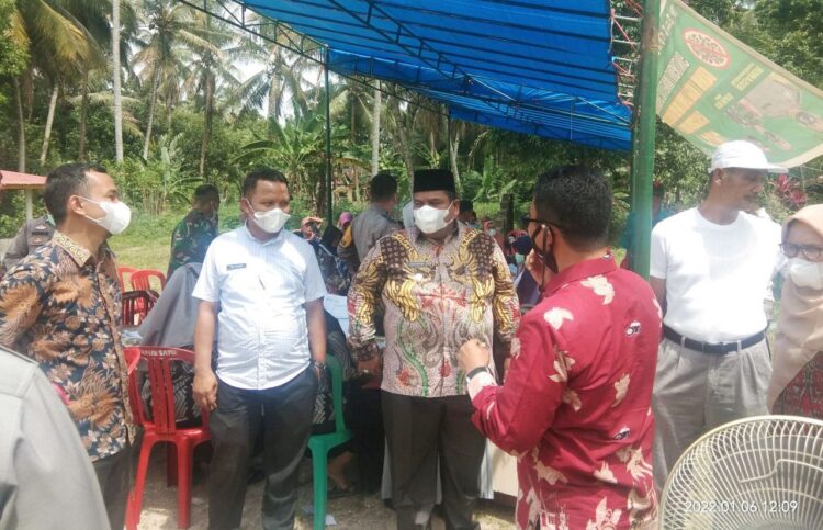 TINJAU LOKASI—Bupati Padangpariaman Suhatri Bur langsung meninjau lokasi vaksinasi di  Nagari Lubuak Pandan Kecamatan 2 ×11 Enam lingkung.