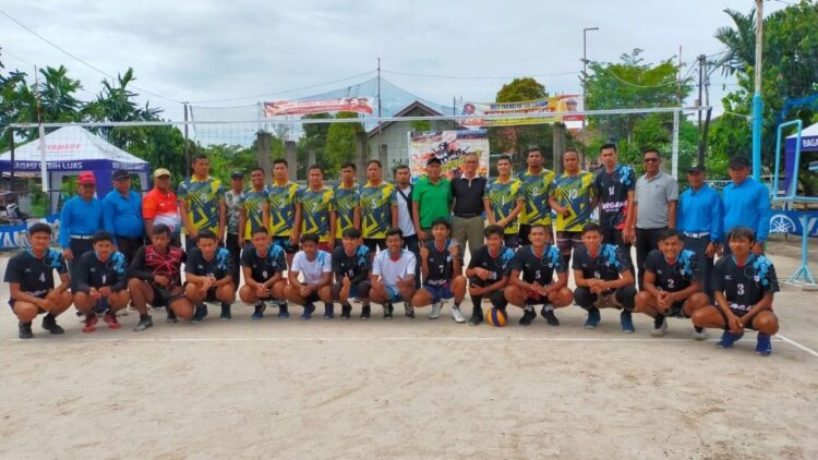 FOTO BERSAMA—Tim Surgana Surau Gadang Kecamatan Nanggalo foto bersama usai menjuarai Turnamen HUT Ivand ke-50.