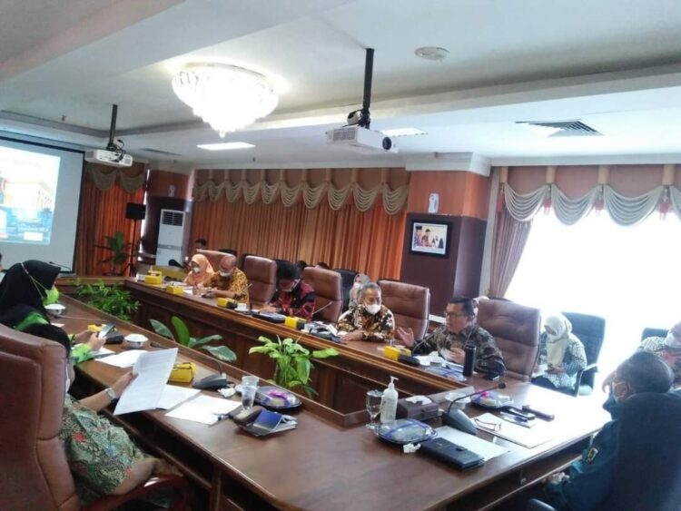 RAPAT—Sekda Iqbal rapat bersama di kantor Wali Kota Pekan Baru.