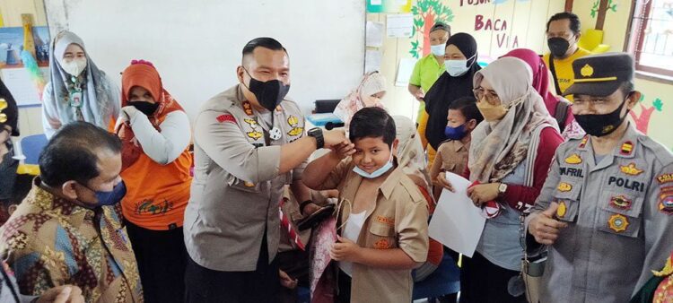 Tinjau Pelaksanaan Vaksinasi Anak, Kapolres Memberikan Motivasi kepada Siswa 1 MOTIVASI ANAK— Kapolres Sijunjung AKBP Muhammad Ikhwan Lazuardi memberikan motivasi pada siswa di SDN 20 Muaro Sijunjung tentang vaksinasi.