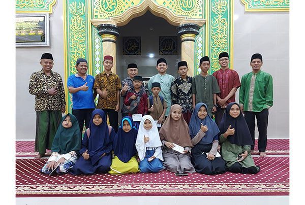 Tomas Berikan Bonus Qori dan Qoriah MTQ 1 Tokoh Masyarakat VII Koto Sungai Sariak H Mahyuddin SE kemarin, memberikan bonus kepada kafilah tingkat Kecamatan VII Koto yang sukses menjadi yang terbaik ditingkat kecamatan.