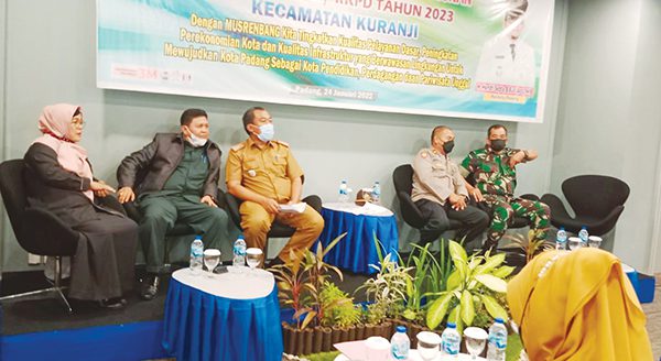 Menghindari Pembangunan Tak Tepat Sasaran 1 Camat Kuranji Eka Putra Buhari bersama anggota DPRD Padang Salisma SH, Irwan Basir Dt Rj Alam, Danramil dan Kapolsek