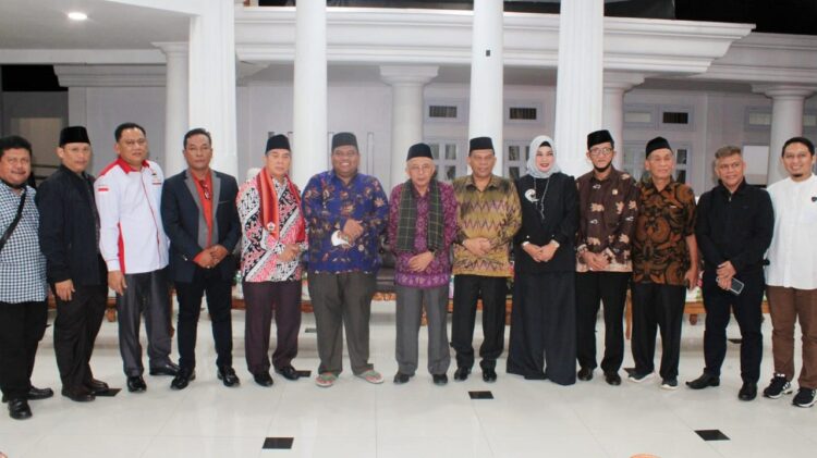 Wujudkan Visi dan Misi dengan Ranah dan Rantau 1 FOTO BERSAMA—Bupati Padangpariaman Suhatri Bur, foto bersama dengan Persatuan Keluarga Daerah Piaman (PKDP) seluruh Indonesia (Selindo).