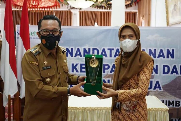 Utamakan Kesehatan Masyarakat, Bupati Tanahdatar Teken MoU BPJS Kesehatan 1 TERIMA CENDERA MATA—Bupati Tanahdatar Eka Putra terima cendera mata dari BPJS.
