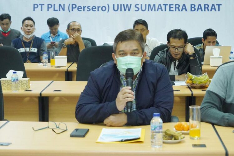 Video conference— General Manager PLN UIW Sumbar Toni Wahyu Wibowo melakukan video conference dengan seluruh ULP dan Unit Pelaksana Pelayanan Pelanggan (UP3) PLN Sumbar serta Unit PLN Regional Sumatera dan Kalimantan, Jumat (31/12) malam.