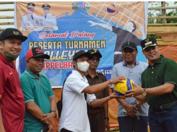 BANTUAN— Wabup Sijunjung Iradatilah menyerahkan bantuan dua bola voli kepada pantia Open Turnamen bola voli di di Jorong Batu Ajung, Nagari Lalan, Kecamatan Lubuk Tarok.