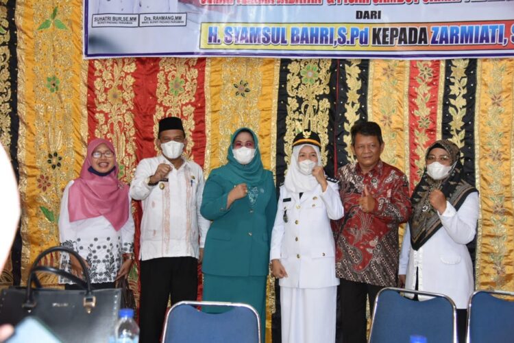 FOTO BERSAMA— Wakil Bupati Padangpariaman Rahmang foto besama usai sertijab.
