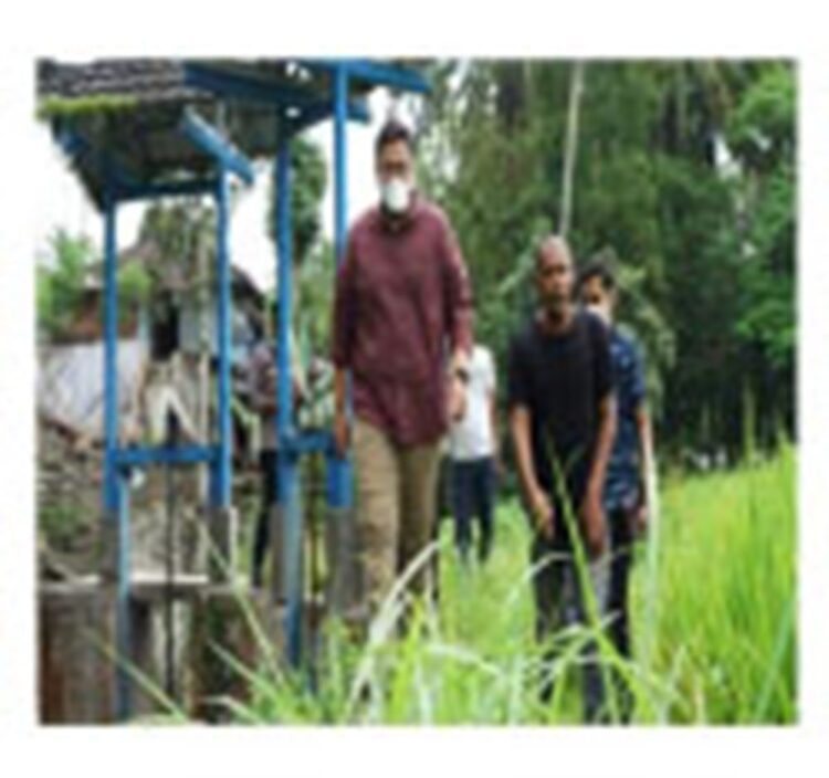 BUANG SAMPAH SEMBARANGAN— Wakil Bupati Tanahdatar Richi Aprian tinjau lokasi yang dipenuhi sampah.