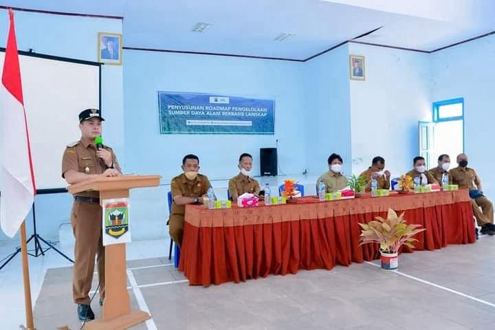 WORKSHOP—Wabup Sijunjung Iradatillah membuka workshop Membangun Model Pengelolaan Sumber Daya Alam Berbasis Lanskap.