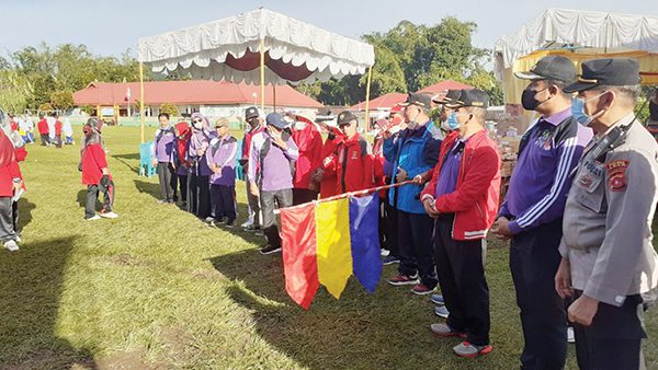 PELEPASAN— Wakil Bupati Agam Irwan Fikri Dt Parpatiah melepas gerak jalan santai memperingati Hari Amal Bhakti (HAB) Kementerian Agama ke-76 tingkat Kabupaten Agam.
