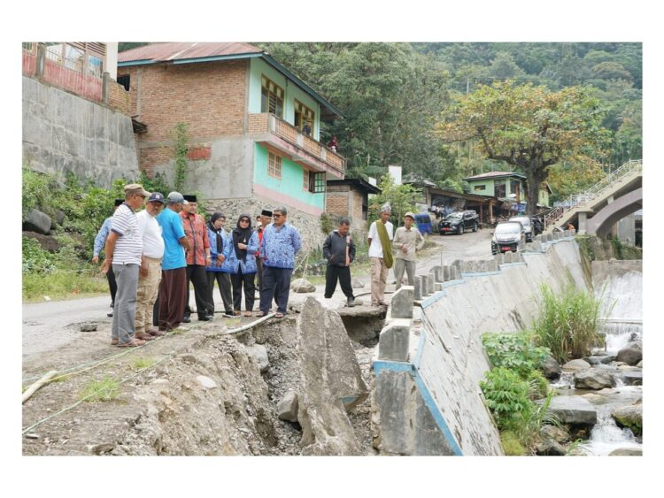 JALAN TERBAN— Wabup Richi Aprian meninjau jalan terban beberapa hari lalu di Nagari Guguak Malalo, Kecamatan Batipuh Selatan.