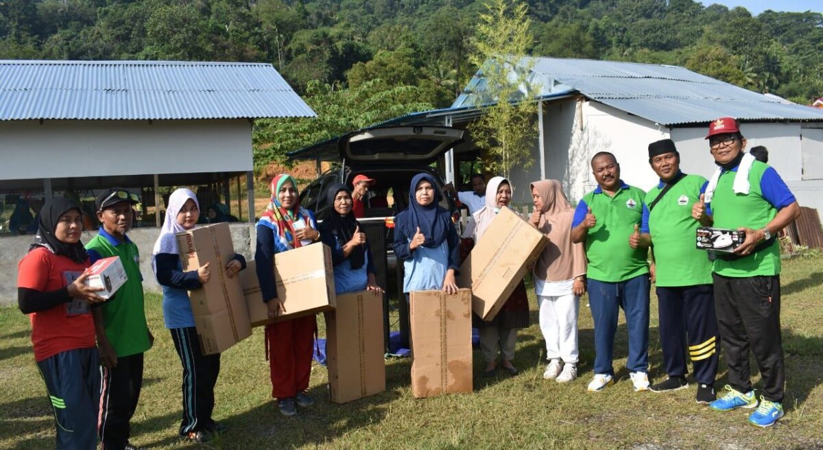 Wakil Ketua DPRD Kota Padang Amril Amin S.AP didampingi Istri Tercinta Yarnelis bersama pemenang doorprize jalan santai