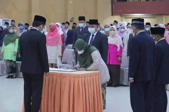 LANTIK—Wakil Wali Kota Solok Ramadhani saat melantik para pejabat.