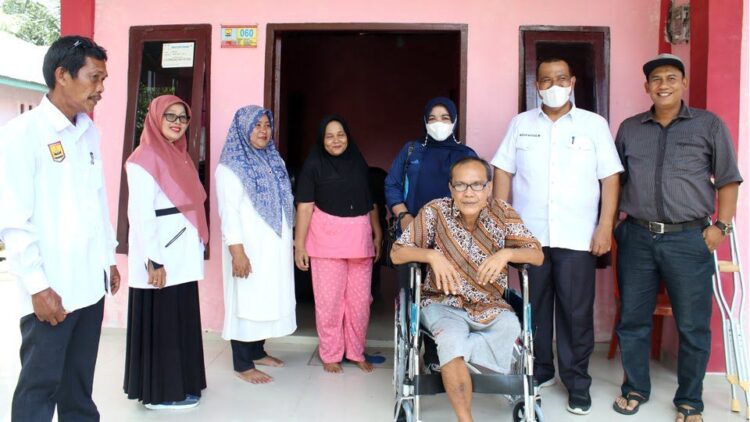 BANTUAN KURSI RODA— Nasmarlis (51), warga Desa Palak Aneh, Kecamatan Pariaman Selatan, nikmati bantuan Wawako Pariaman Mardison Mahyuddin.
