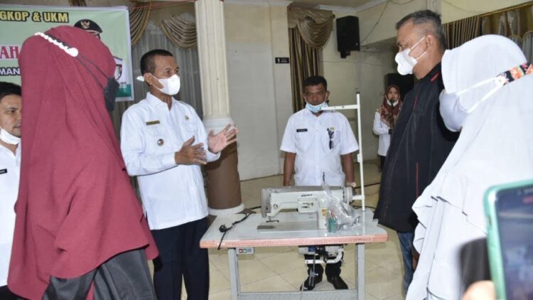SERAHKAN BANTUAN— Wako Pariaman Genius Umar saat serahkan bantuan Industri Kecil Menengah (IKM)  kerajinan bordir, rajutan dan sulaman timbul di Kota Pariaman.