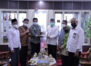 Wako Solok Terima Buku dari Ketua KPU, Jadi Pembelajaran dalam Menghadapi Alek Pemilu