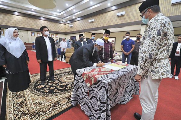 LANTIK—Wali Kota Payakumbuh Riza Falepi saat melantik ketua dan wakil  ketua Baznas Kota Payakumbuh kemarin.