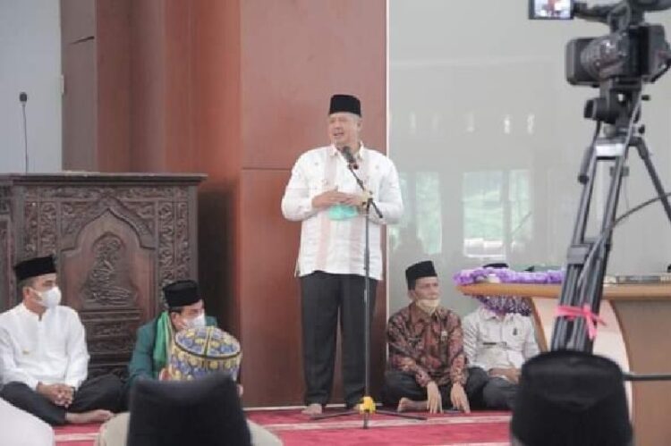 SAMBUTAN— Wali Kota Solok Zul Elfian Umar saat memberikan kata sambutan peresmian Masjid Nurul Hidayah Banda Panduang Kota Solok, yang merupakan salah sarana ibadah yang nyaman di Kota Solok.