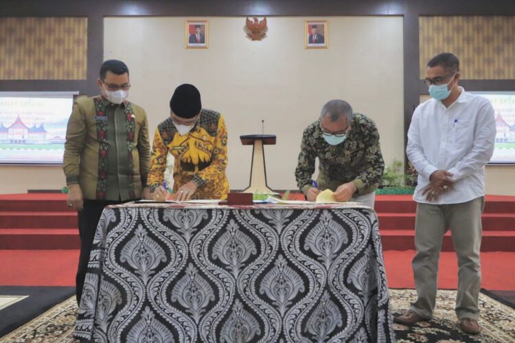 KESEPAKATAN— Wali Kota Payakumbuh Riza Falepi Dt. Rajo Kaampek Suku dan Bupati Limapuluh Kota Safaruddin Dt. Badaro Rajo disaksikab sekda dua daerah, tandatangani kesepakatan kerjasama.