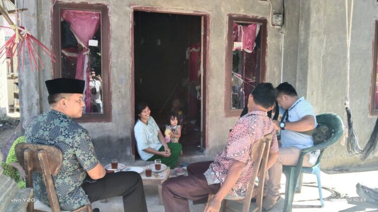 KUNJUNGI—Walinagari saat mengunjungi rumah warga kurang mampu.