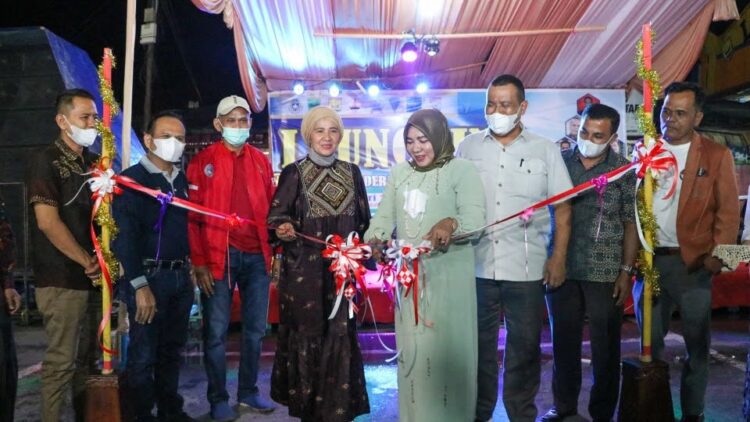 GUNTING PITA—Wawako Mardison Mahyuddin dan istri menggunting pita tanda diresmikannya klub sepak bola Sukur FC di Pariaman.