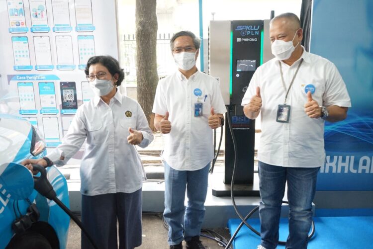 Peresmian  pengoperasikan dua unit Stasiun Pengisian Kendaraan Listrik Umum (SPKLU) di Kantor Direktorat Jenderal Ketenagalistrikan, Jakarta, Selasa (4/1).