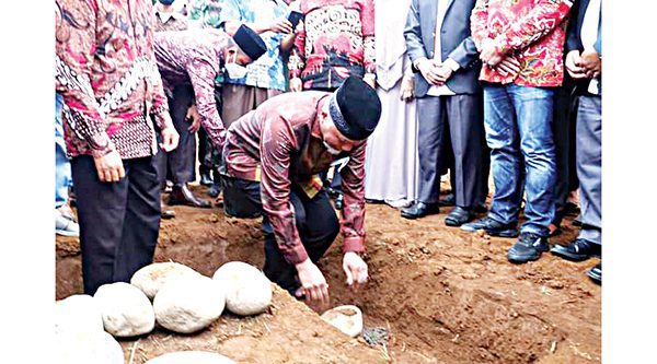 PELETAKAN BATU PERTAMA— Perguruan Islam Ar Risalah Padang, Sumatera Barat, kini melebarkan sayapnya ke Pesisir Selatan. Hal tersebut ditandai dengan peletakan batu pertama Perguruan Islam Ar Risalah 2 di Airpura, Pesisir Selatan, oleh Gubernur Sumatera Barat, H. Mahyeldi, Ahad (23/1).