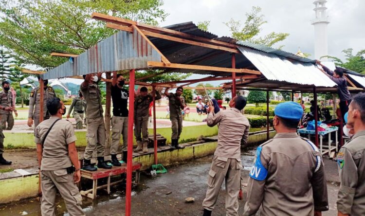 Satpol PP dan Damkar Kabupaten Pesisir Selatan menertibkan lapak Pedagang Kaki Lima (PKL) yang ada di kawasan Pantai Carocok Painan.