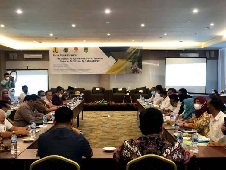 Rapat perkembangan kegiatan pembangunan di Danau Singkarak di ZHM Premiere Hotel, Jl. Thamrin, Kota Padang, Jum’at (28/1).