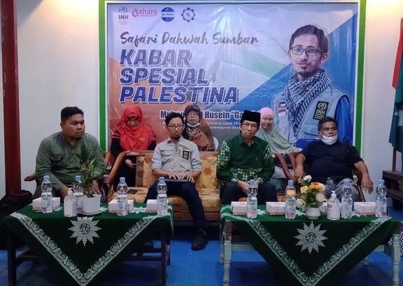 FOTO BERSAMA—Aktivis kemanusiaan Jalur Gaza, Palestina, Muhammad Husein, Lc., foto bersama.