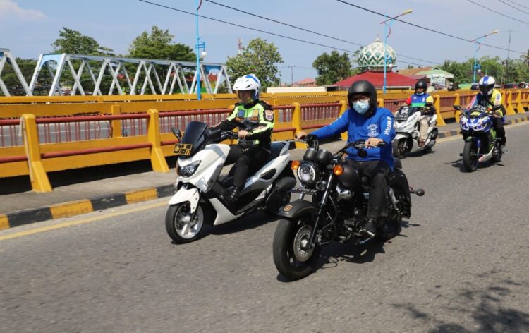 KONVOI— Wali Kota Padang, Hendri Septa bersama Kapolresta Padang, Kombes Pol Imran Amir konvoi menggunakan sepeda motor untuk meninjau gerai vaksin yang ada di Kota Padang.