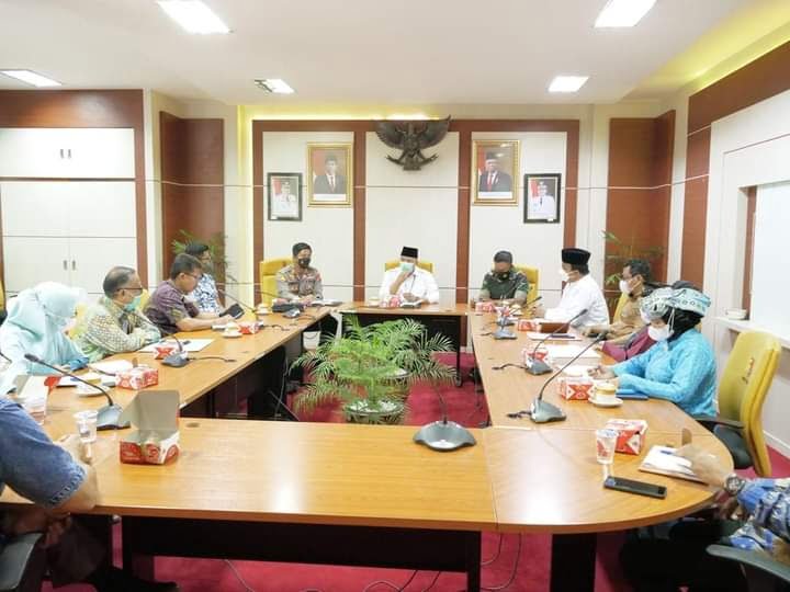 RAPAT KOORDINASI— Wali Kota Solok Zul Elfian Umar menggelar rakor bersama Forkopimda untuk menggelar Sumdarsin untuk tingkatkan capaian vaksinasi.