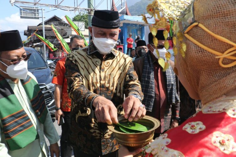 DISAMBUT—Gubernur Sumbar Mahyeldi saat sampai di lokasi disambut dengan siriah dalam carano.