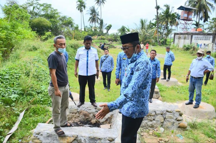 TANAH HIBAH— Wali Kota Padang Hendri Septa meninjau lokasi tanah yang dihibahkan keluarga besar Suku Melayu yang berada di  RT 05 RW 6, Kelurahan Piai Tanah Sirah, Kecamatan Lubeg, Senin (17/1).