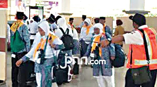 Pemberangkatan Jemaah Umrah Dimulai 8 Januari 1 KEBERANGKATAN—Terlihat calon jemaah umrah jelang keberangkatan ke Mekkah tahun lalu.