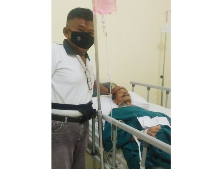 BEZUK— Karateka Lemkari Sumbar Yetimen membezuk senpai Lemkari Zul Aliman yang juga mantan Kepala Satpol PP dan Damkar Sumbar di Rumah Sakit Bunda BMC Padang.