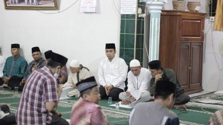 Program Desa Wisata, Upaya Pemko Solok Memajukan Potensi Kepariwisataan 1 DIALOG--Wakil Wali Kota Solok Ramadhani Kirana Putra saat berdialog dengan jamaah pada salah satu masjid di Kota Solok.