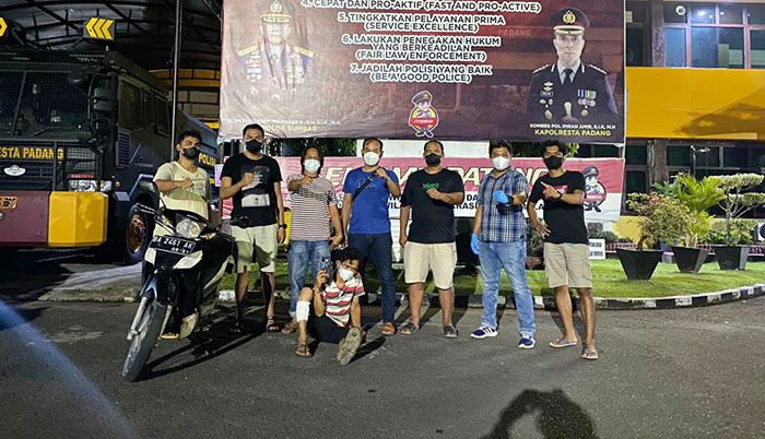 RAMPAS HP— Pelaku Miftahurrahmad (28) yang terlibat aksi perampasan Hp alias jambret ditangkap Tim Klewang Polresta Padang dan dihadiahi timah panas.