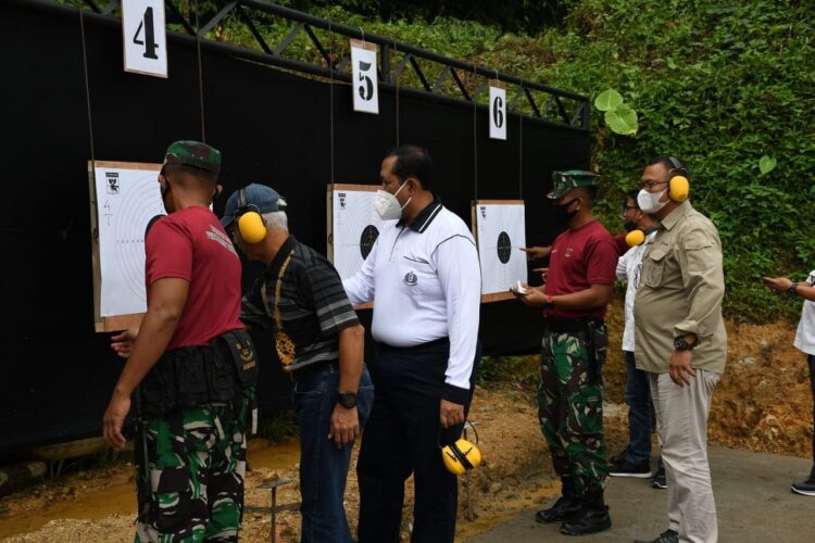 HASIL TEMBAKAN—Danlantamal II Laksamana Pertama TNI Endra Sulistiyono lihat hasil tembakan pada papan sasaran Yonmarhanlan.