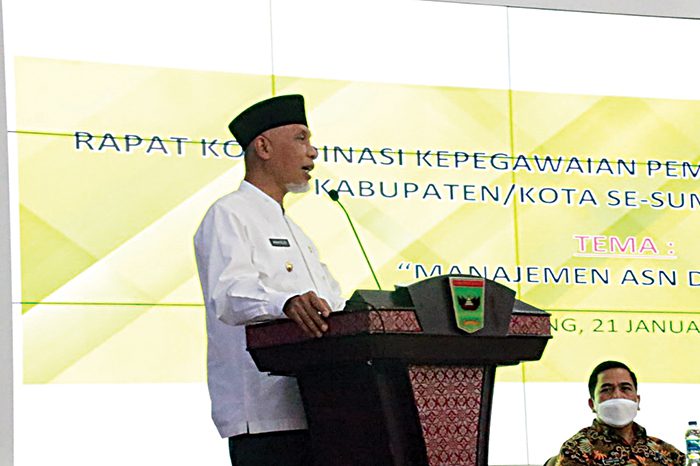 Gubernur Mahyeldi Dukung Percepatan Digitalisasi Manajemen ASN 1 SAMBUTAN— Gubernur Sumbarv Mahyeldi berikan sambutan saat Rakor Kepegawaian Pemerintah Provinsi Se - Sumatera Barat yang dilaksanakan di Auditorium Gubernuran pada Jum’at (21/1)