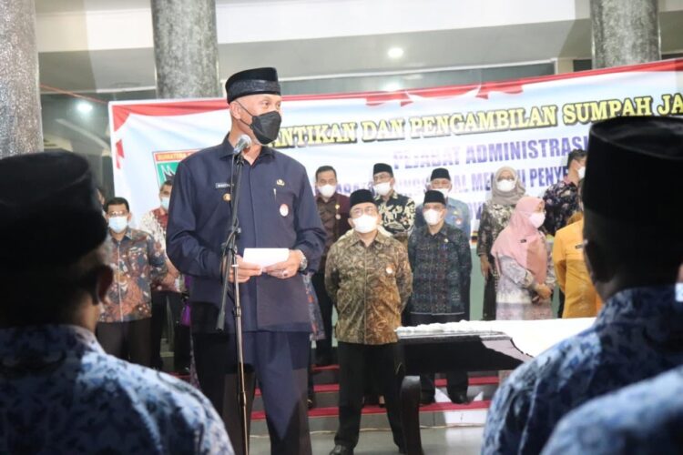 Gubernur Sumbar Mahyeldi melantik dan pengambilan sumpah jabatan 414 pejabat administrasi ke dalam jabatan fungsional melalui penyetaraan lingkup pemerintah provinsi Sumbar di halaman kantor gubernur, Jumat (31/12) lalu.