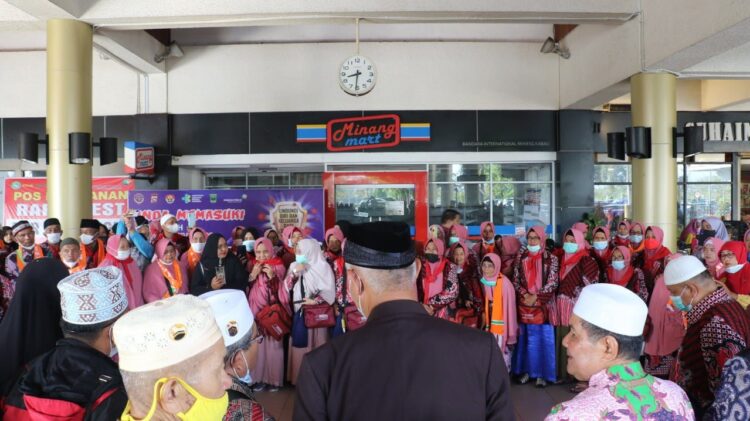 UMROH PERDANA — Gubernur Sumbar, Mahyeldi Ansharullah melepas keberangkatan 73 orang jamaah umroh di Bandara Internasional Minangkabau, Sabtu (29/1). Ini adalah keberangkatan petama kalinya setelah pandemi Covid-19 melanda negeri sejak 2020 lalu.